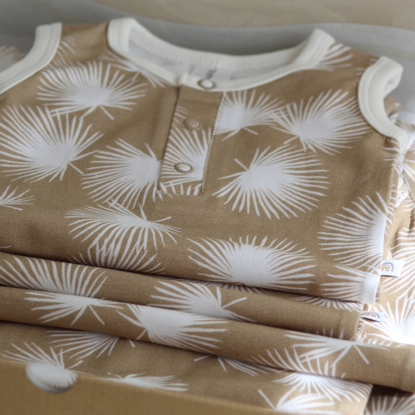 Onesie ermeløs, økologisk bomull GOTS, palme/brun