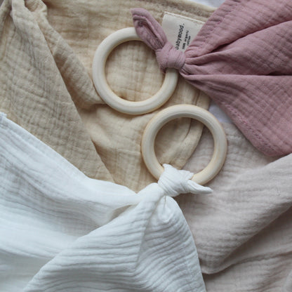 Cozy cloth with wooden ring, organic muslin GOTS | white